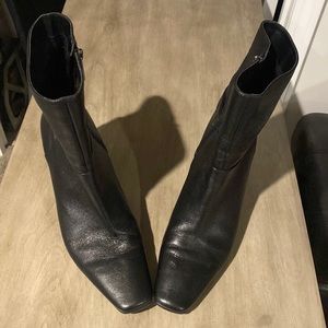 Black Bandolino low boots 71/2